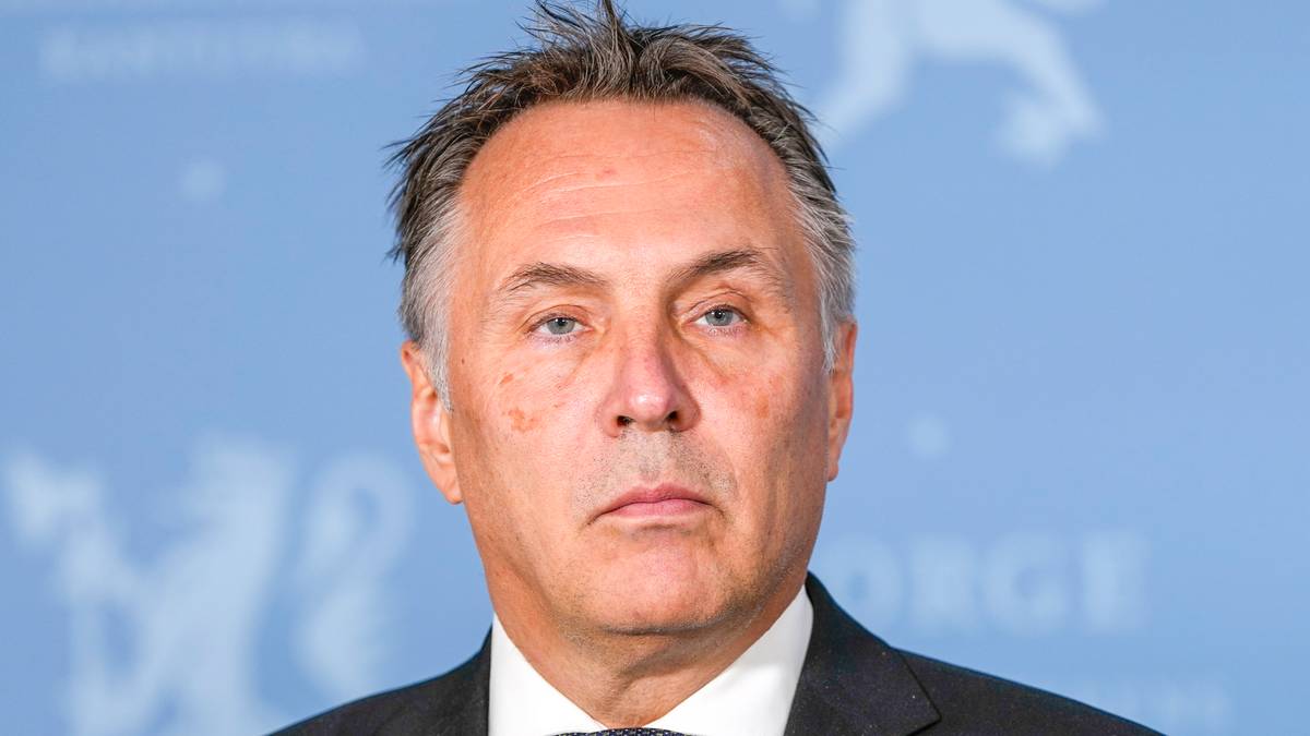 Norge sender to personer til Grønland