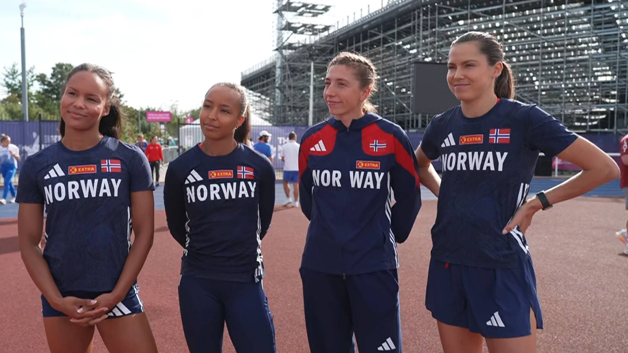 fire kvinner med norway på brystet