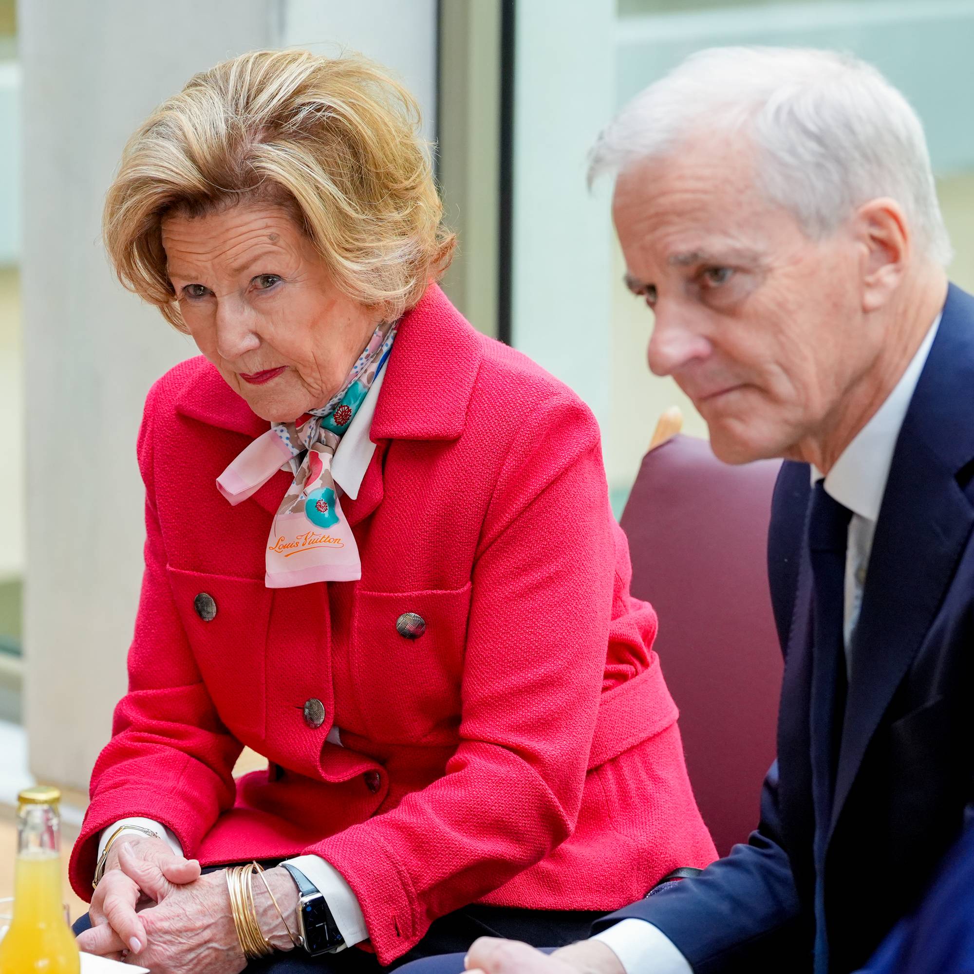 Dronning Sonja og statsminister Jonas Gahr Støre sitter i en sofa ved Statsministerens kontor