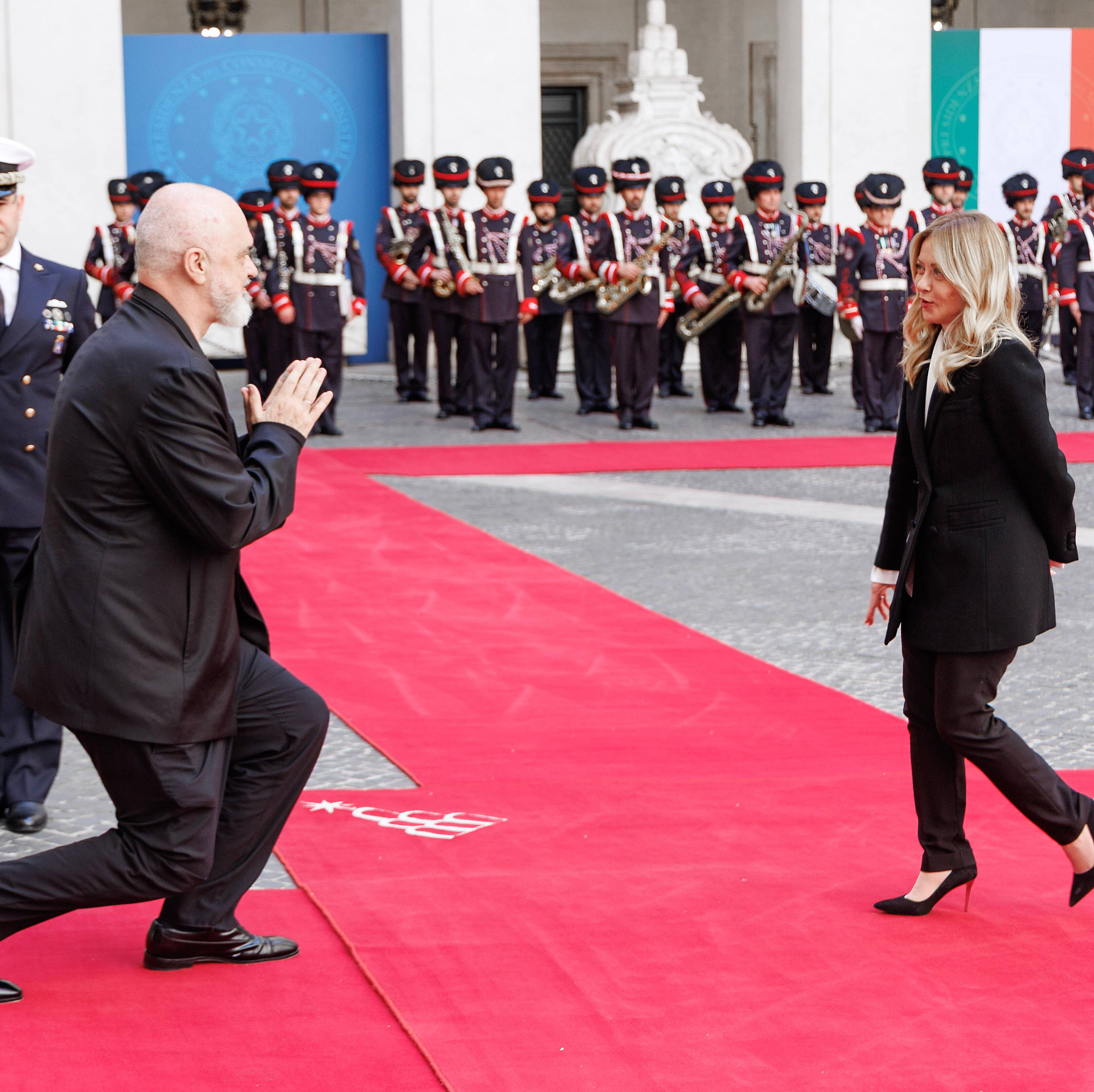 Albanias statsminister Rama kneler for Italias statsminister Meloni