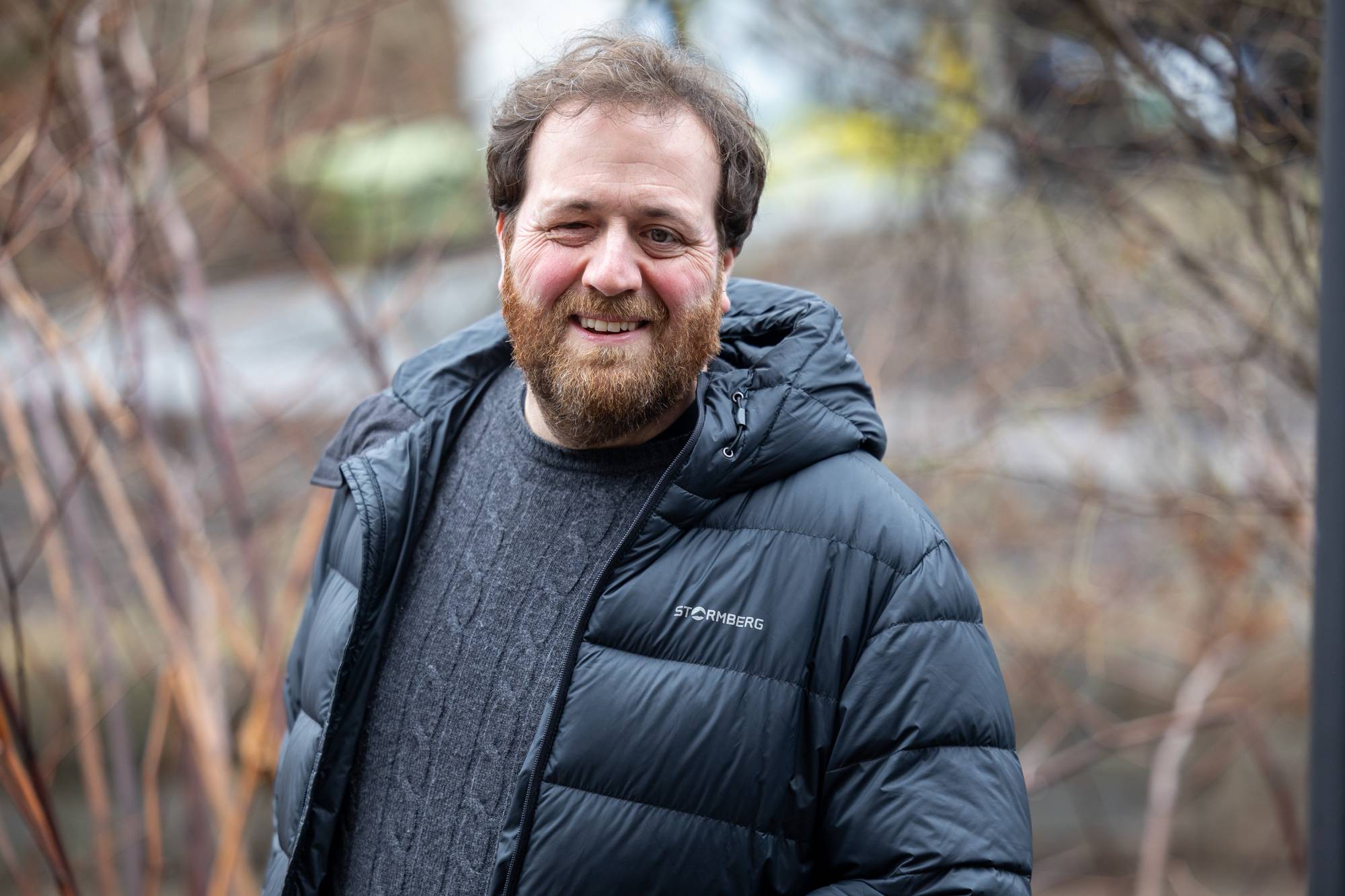 Ronny står utendørs, med en sort Stormberg-boblejakke. Han smiler til kamera.