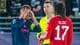 Foto: Lise Åserud / NTB Fotballspiller og dommer i samtale på banen mens en annen spiller står med hendene mot hodet. (Bildebeskrivelsen er laget av en KI-tjeneste)