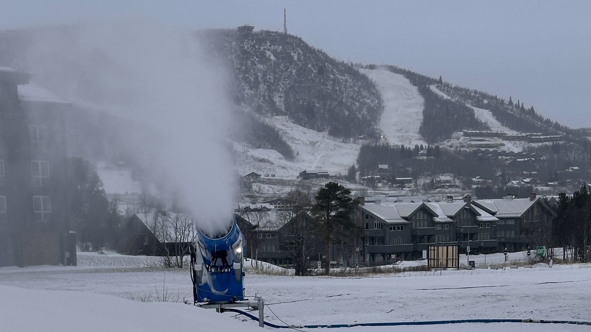 Snøkanoner: En uventet årsak til overskyet vær