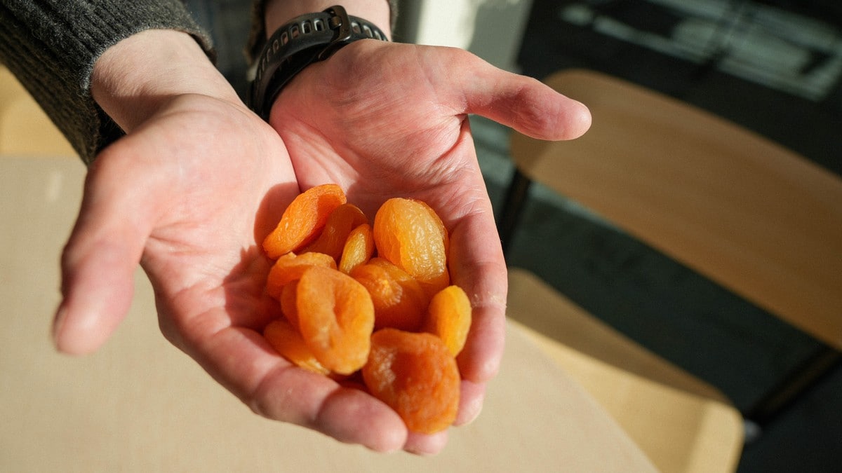 Sunn snack-fella: Er tørka frukt eigentleg betre enn godteri?