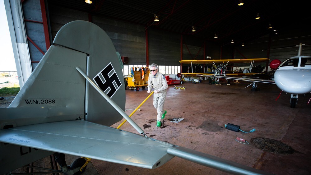 Leidulf Heskje trillar ut sitt Fieseler Fi 156 «Storch»