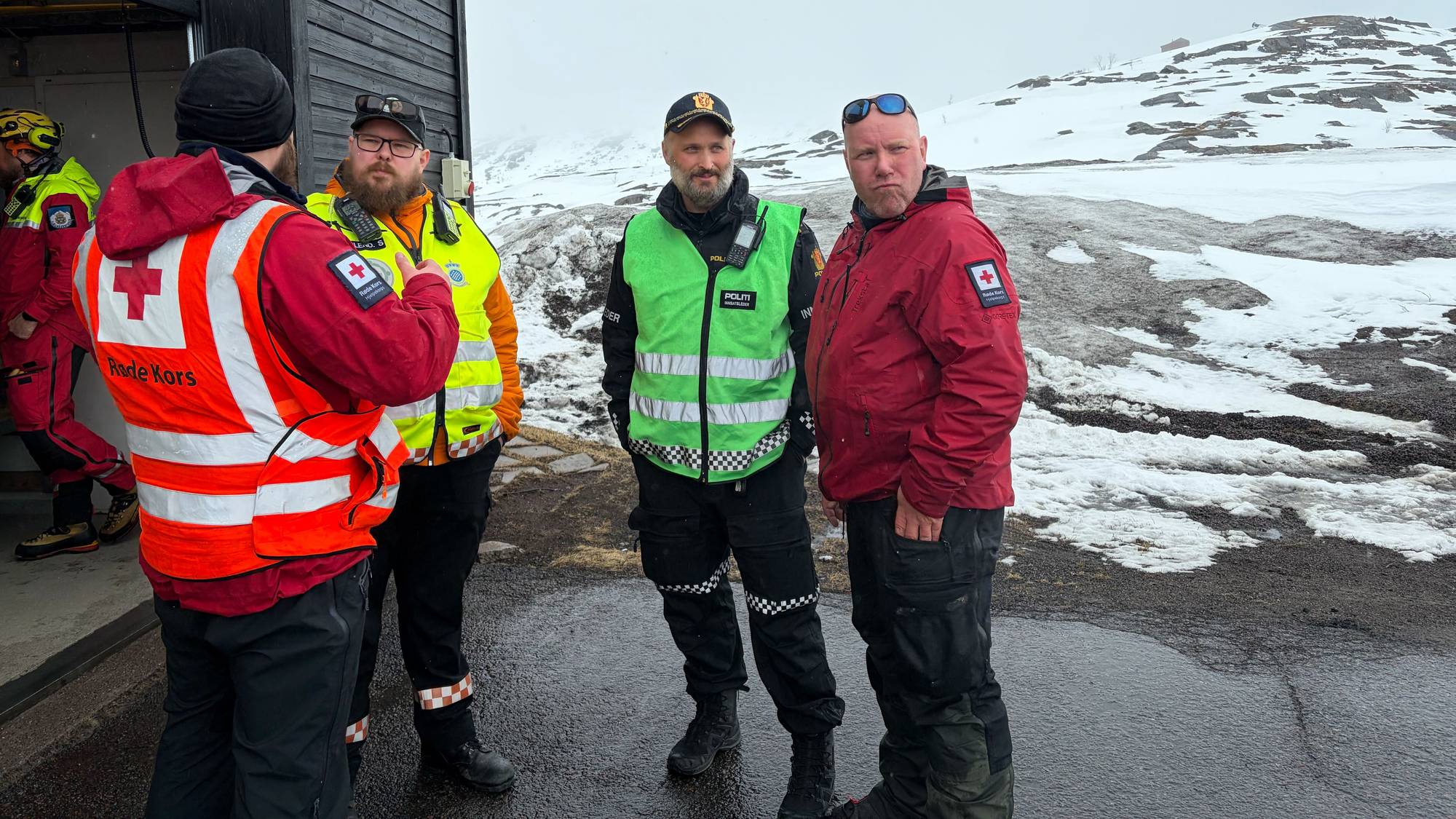 Svenske redningsarbeidere i Narvik etter leteaksjon etter skoleklasse