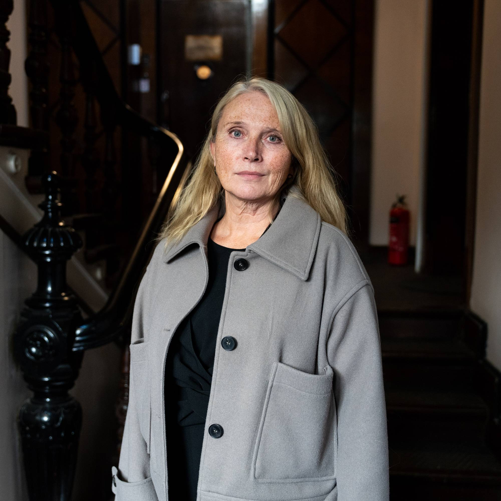 Sidsel Elie Aas, daglig leder i foreningen Adopsjonsforum, ser inn i kamera. 