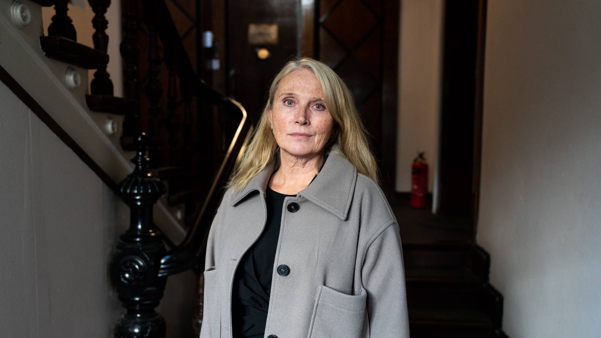 Sidsel Elie Aas, daglig leder i foreningen Adopsjonsforum, ser inn i kamera. 