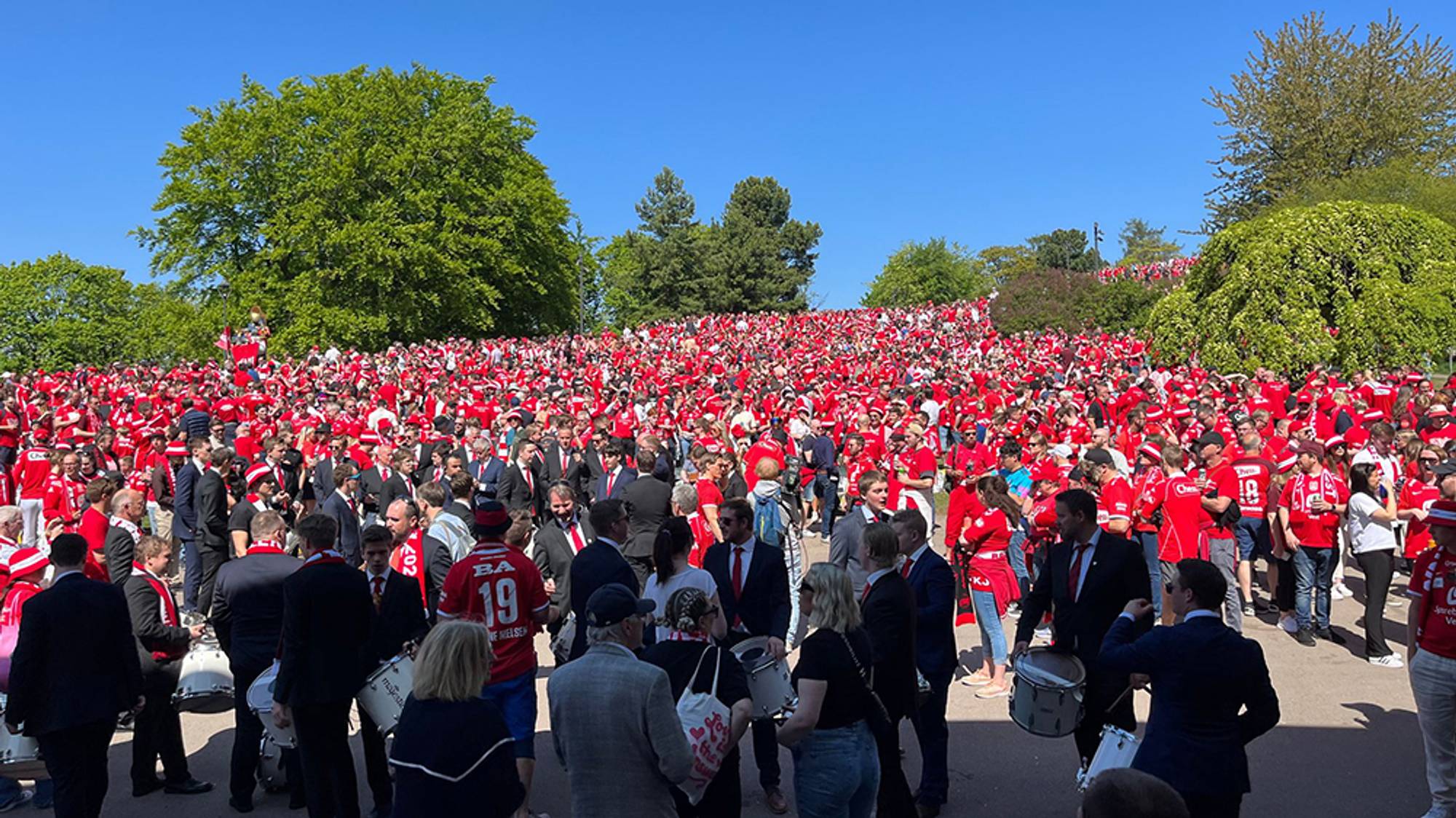 Tusenvis av Brann-supportere samlet på St.Hanshaugen i Oslo før cupfinalen