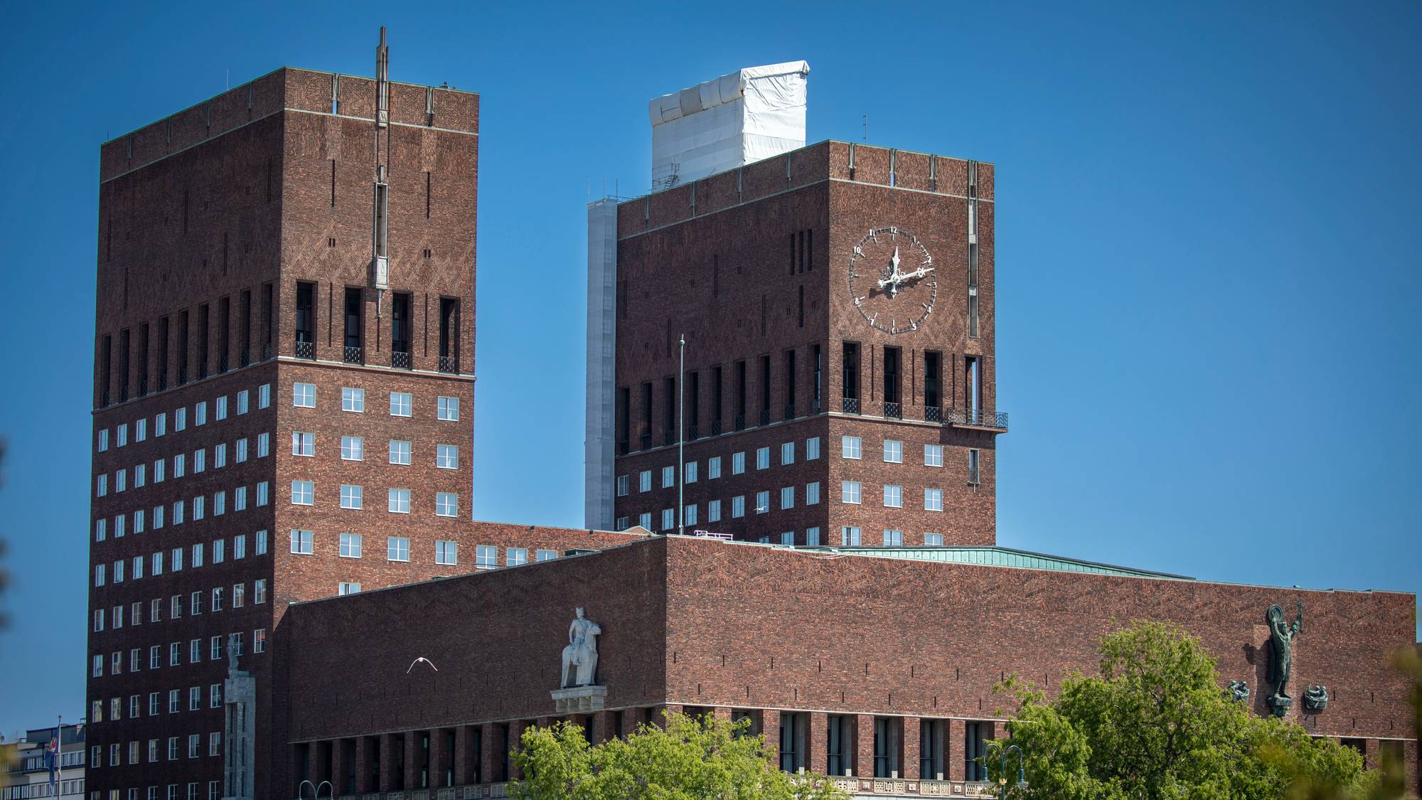 Oslo rådhus er en stor bygning i rød murstein, med to tårn.