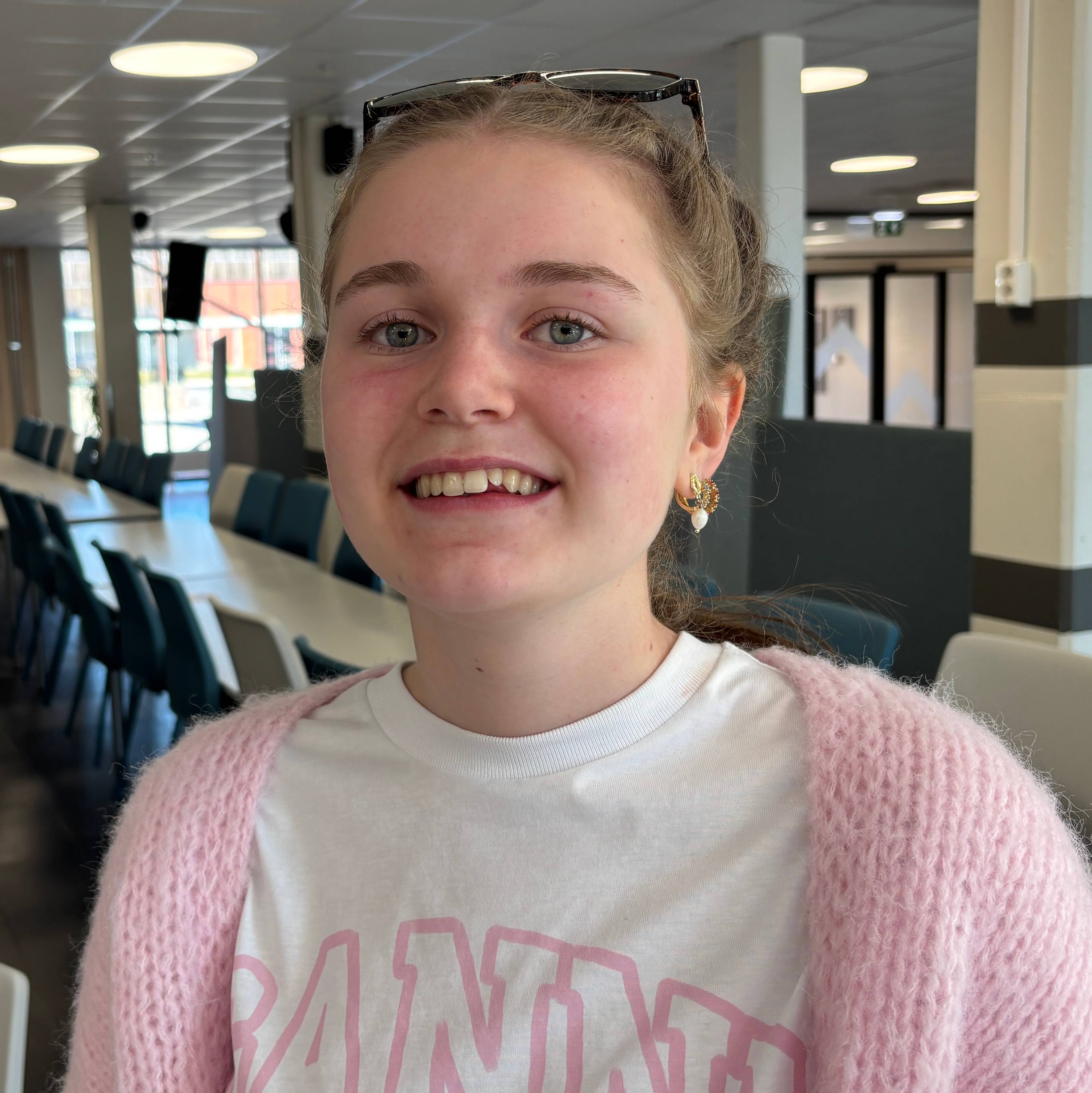 Martine Bjerkeengen sier det er en stor avgjørelse. Hun håper alle benytter seg av stemmeretten sin. Jeg tenker det å stemme er viktig. Hvis alle tenker at deres stemme ikke teller, skjer det ikke noe. Det vil påvirke oss senere.Hun mener det er gode argumenter for både sammenslåing og tre kommuner som i dag