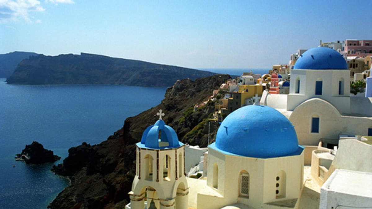 Santorini drukner i turister