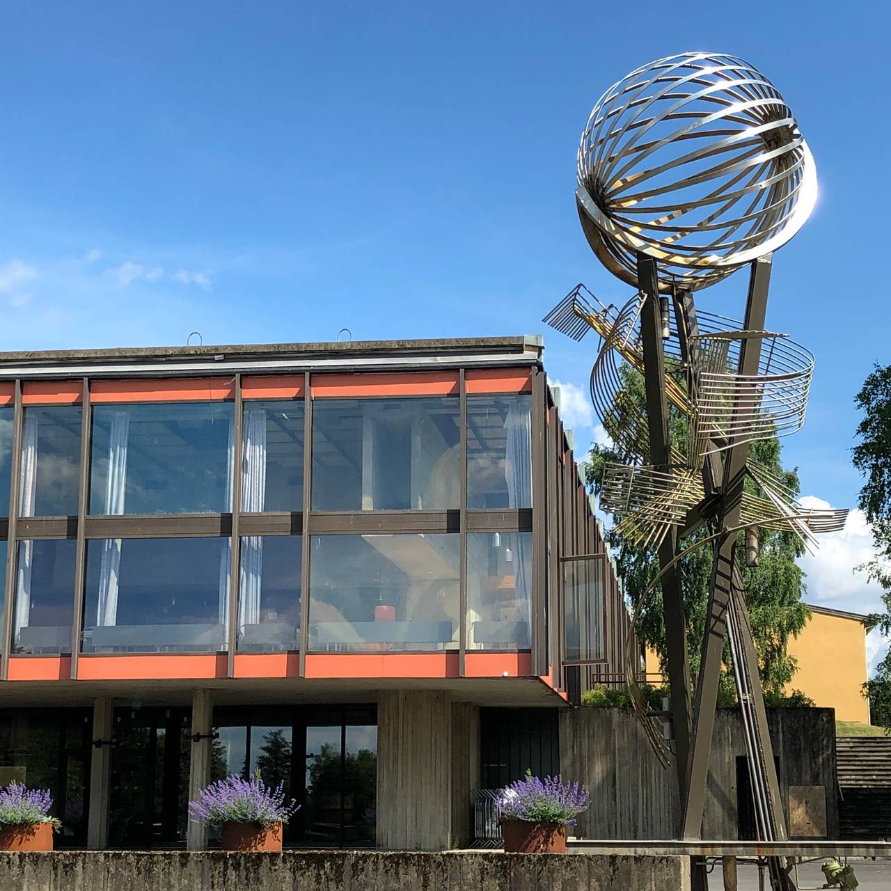 Carl Nesjars helsårsfontene/skulptur utenfor Auditorium Maximum i Ås