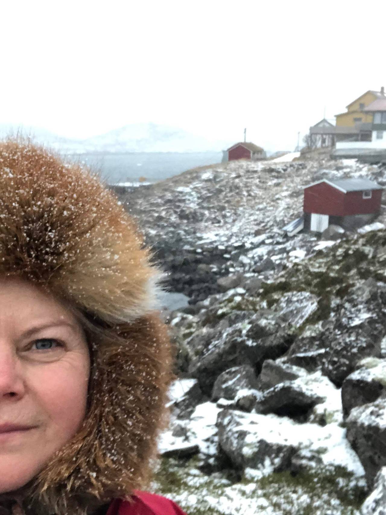 Forfatter Rita Helmi Toivosdatter Laakso ved sjøen.