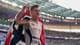 Foto: Ashley Landis / AP,NTB Jakob Ingebrigtsen feirer med norsk flagg på stadion under OL i Paris 2024. (Bildebeskrivelsen er laget av en KI-tjeneste)