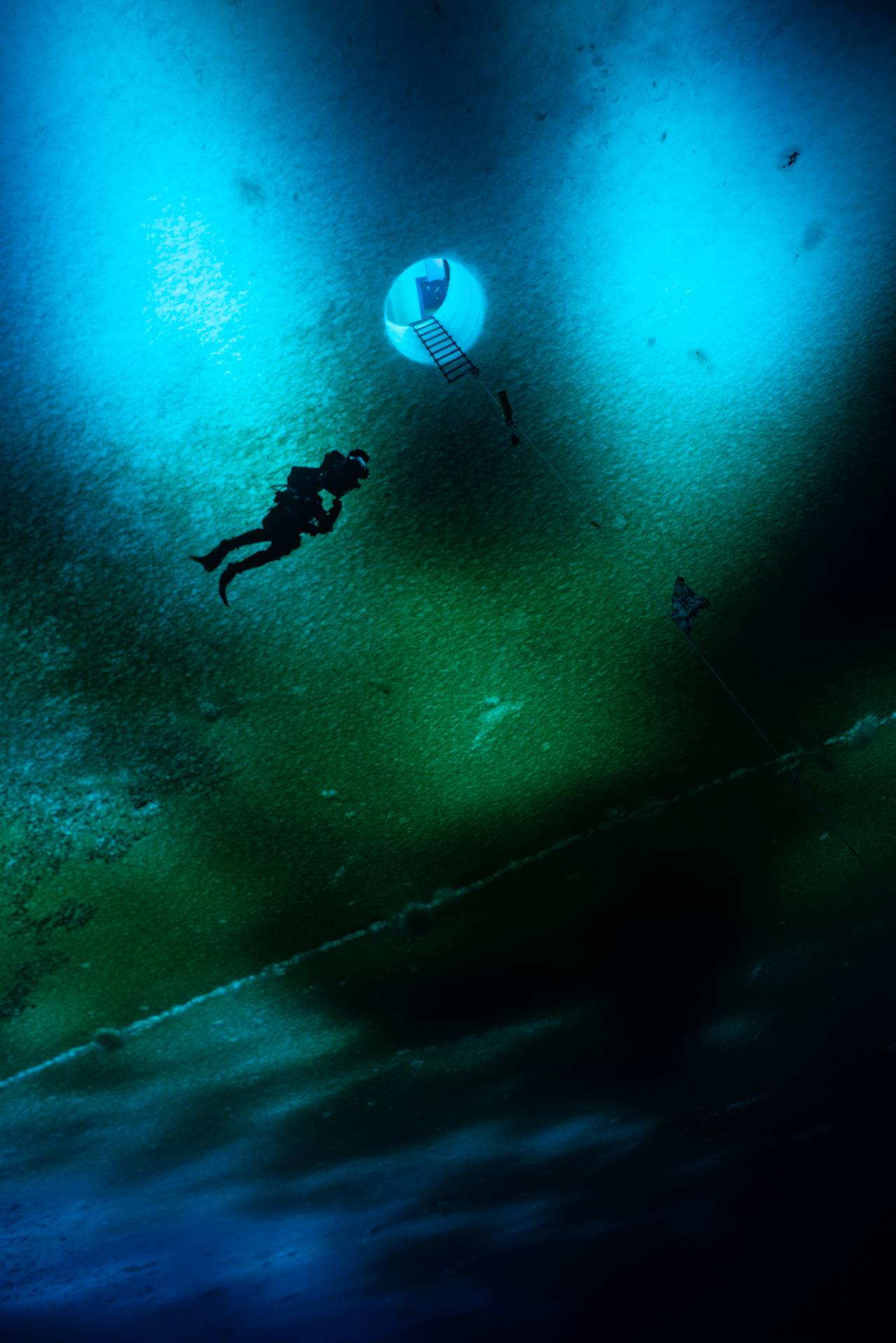 BBC dykkemannskap under Rossisen i Antarktis.
