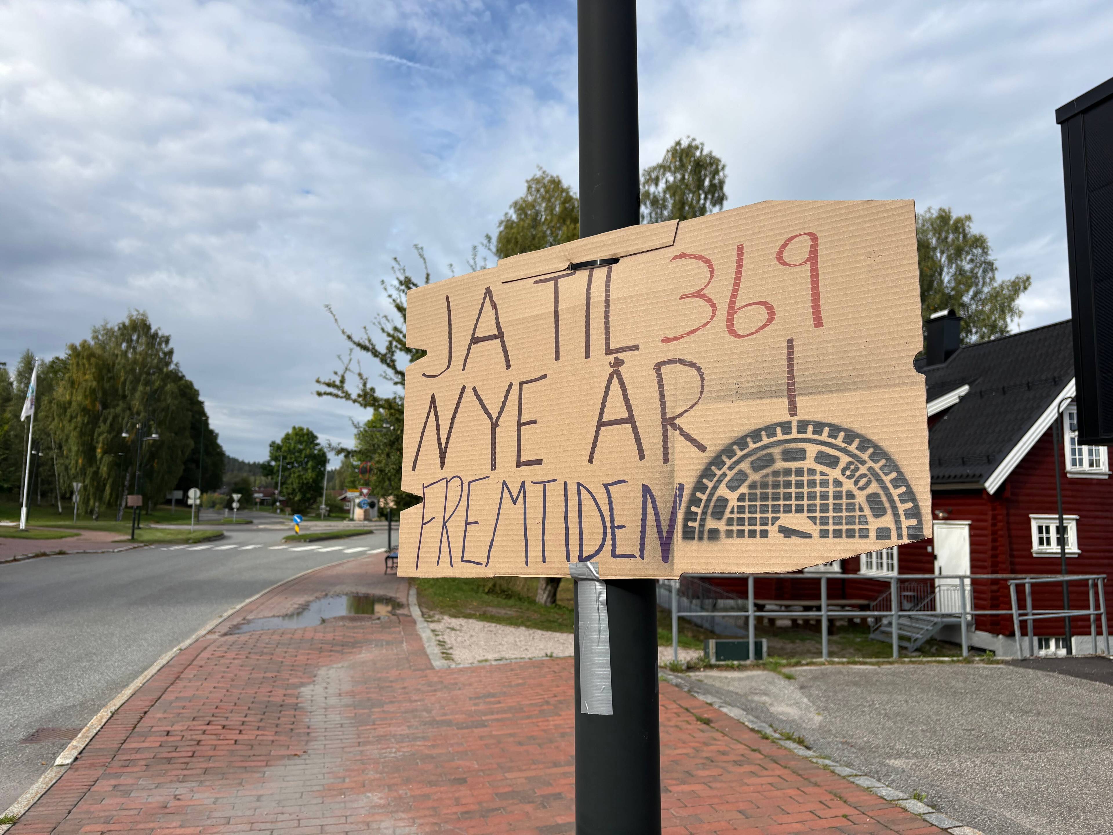 En plakat med påskriften: Ja til 369 nye år i fremtiden.