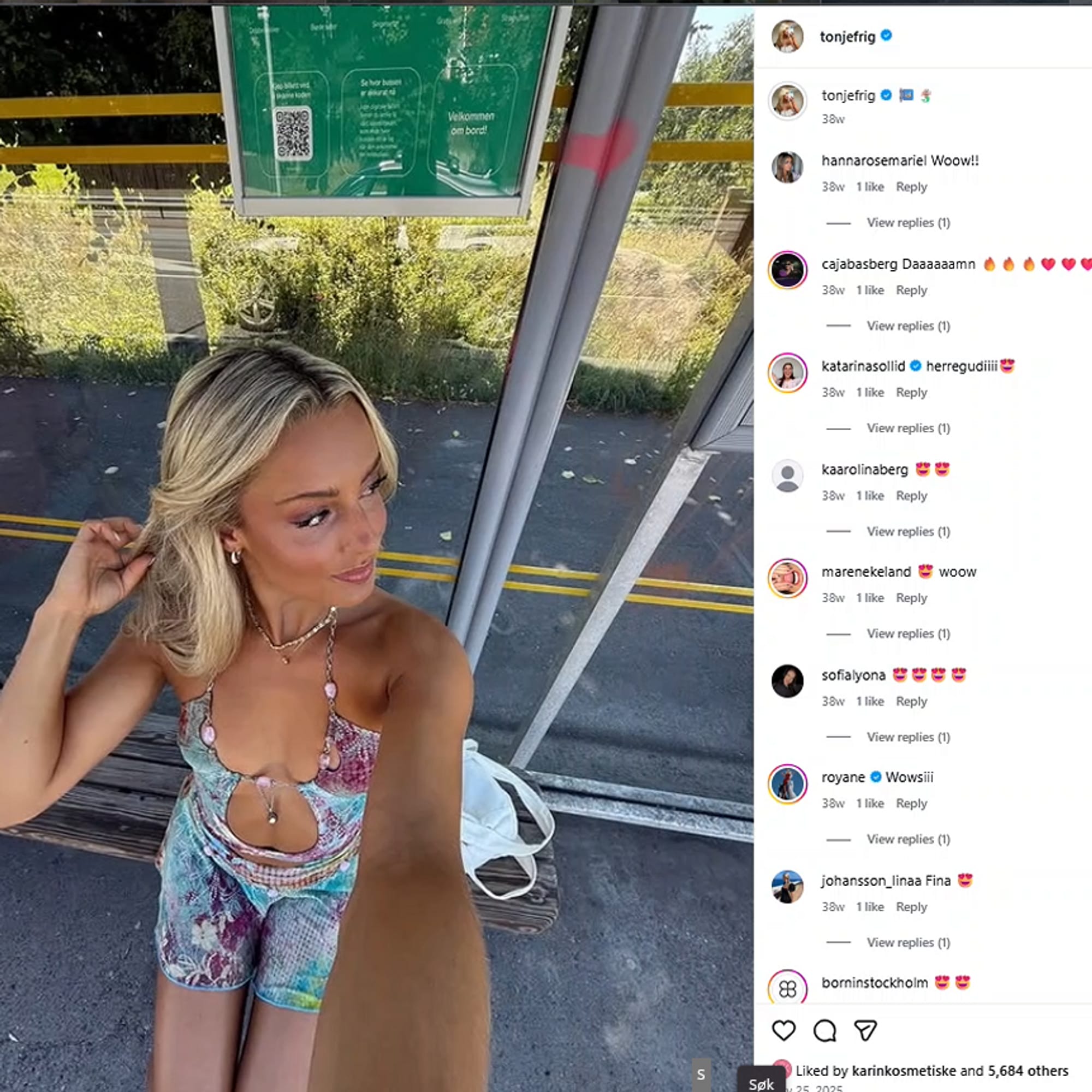 Et innlegg på Instagram der Tonje Frigstad sitter på et busstopp og tar håret vekk fra ansiktet for å vise fram øredobber og smykker fra egen kolleksjon.