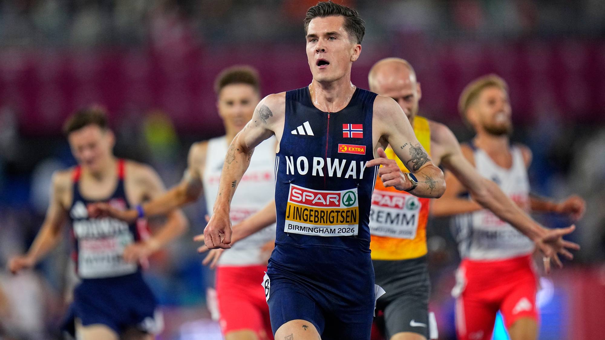 Jakob Ingebrigtsen løper et løp i friidrett sammen med andre utøvere på en bane. (Bildebeskrivelsen er laget av en KI-tjeneste)