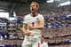 AP Harry Kane jubler i hvit landslagsdrakt foran publikum på en fotballstadion. (Bildebeskrivelsen er laget av en KI-tjeneste)