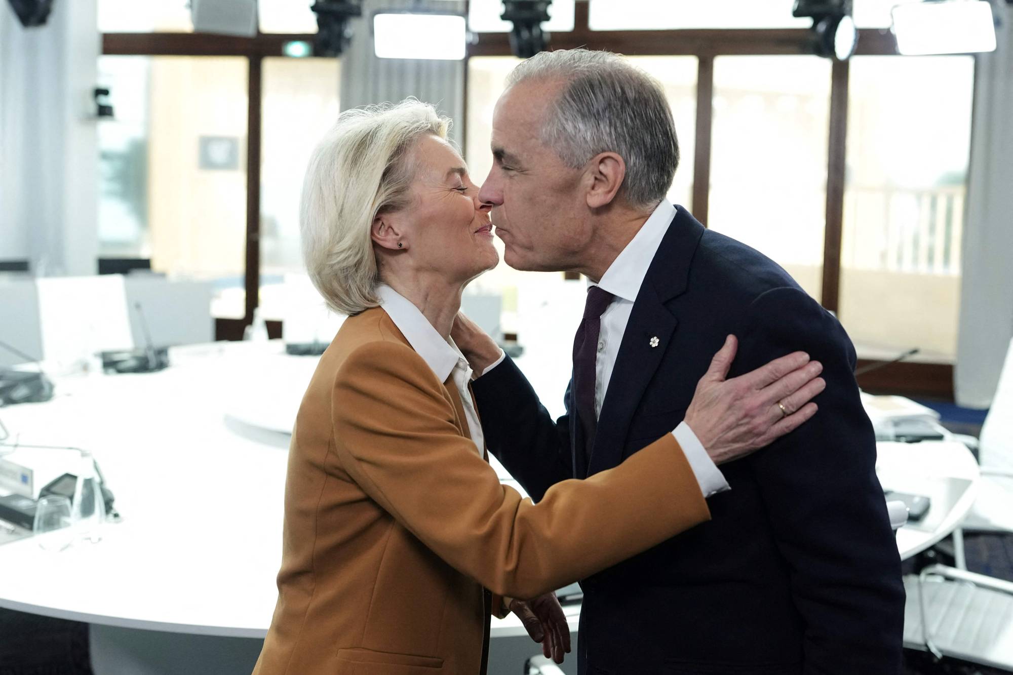 Kvinne hilser på mann