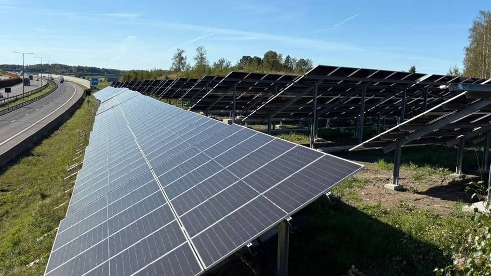 svarte solcellepanel langs vei