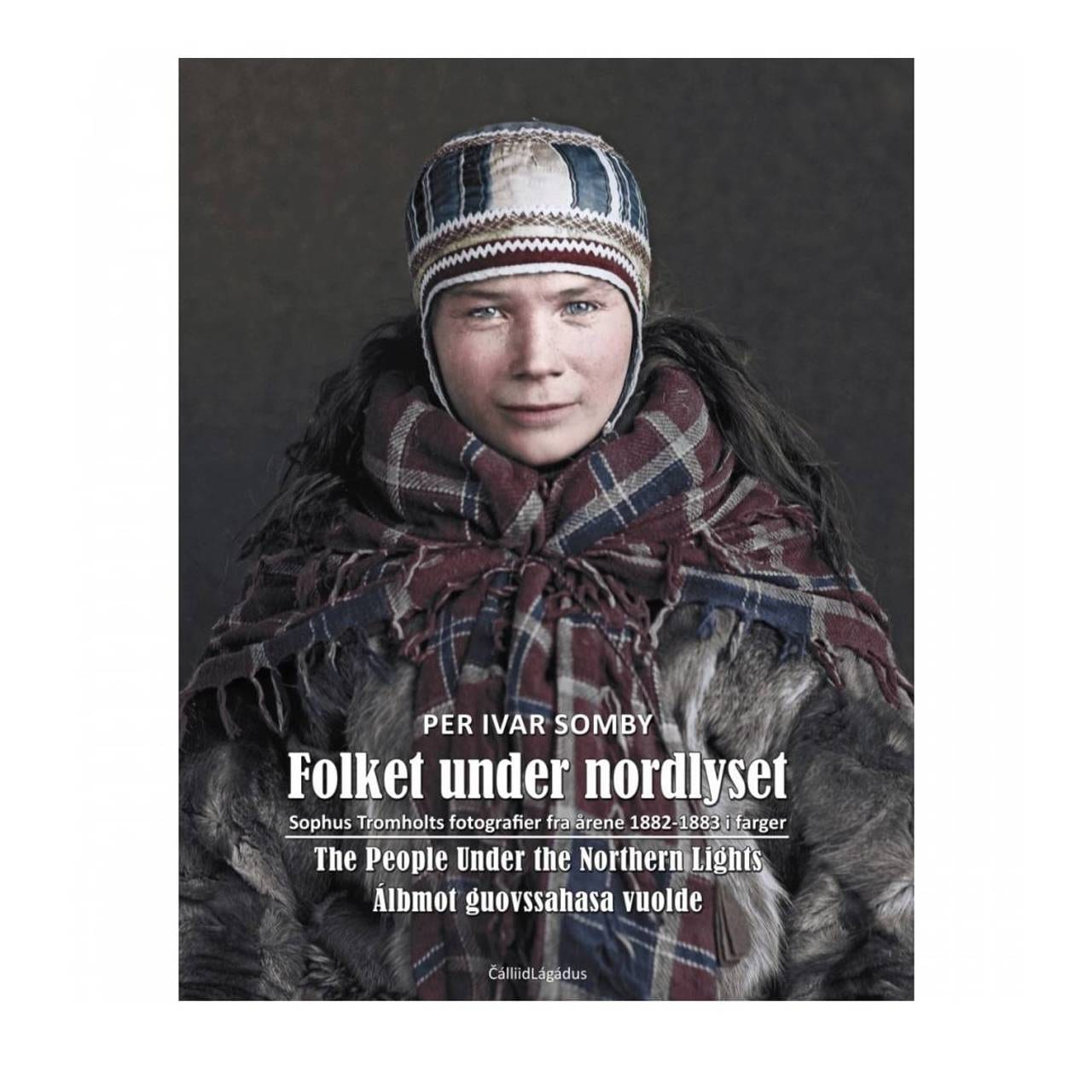 Bokomslag «Folket under nordlyset»/«Álbmot guovssahasa vuolde» av Per Ivar Somby om den danske forskeren Sophus Tromholts fotoprosjekt