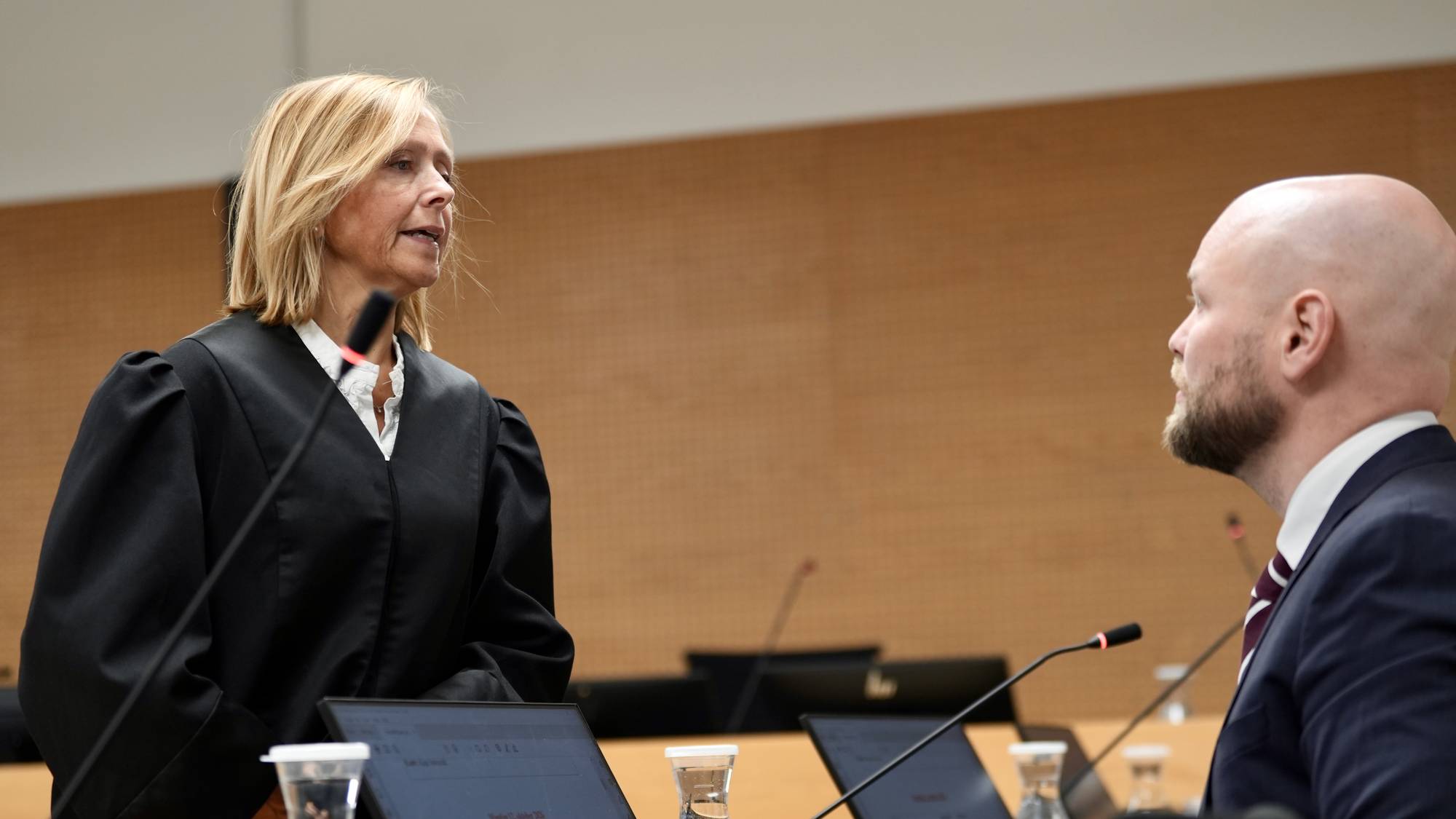 Aktor Inger Myklebust og forsvarar Sjur Lange