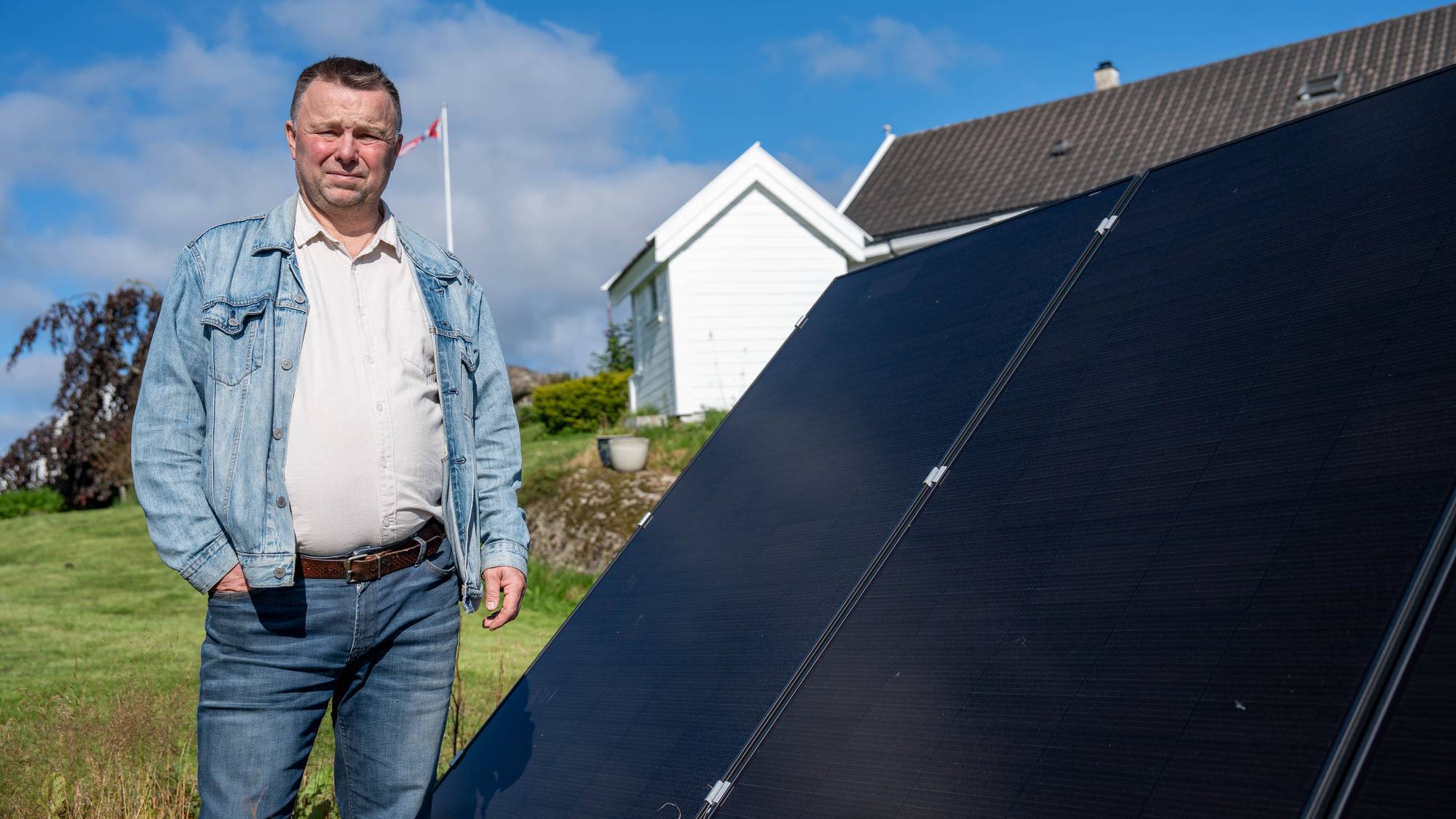 Ein gard med solceller, der det skal komma solcellepark. 