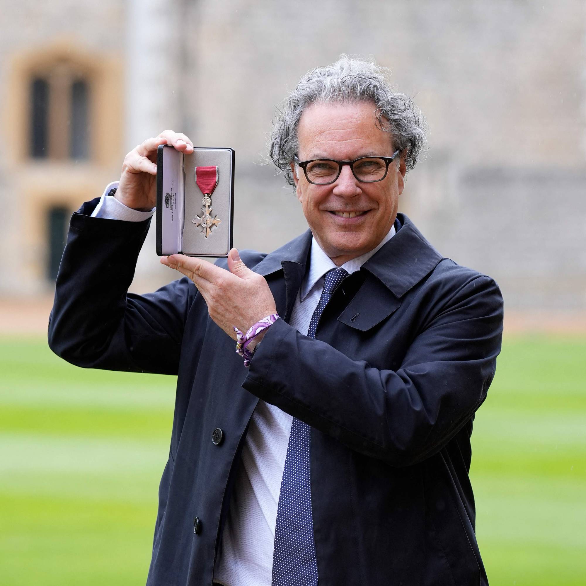 Ian Russell med sin MBE