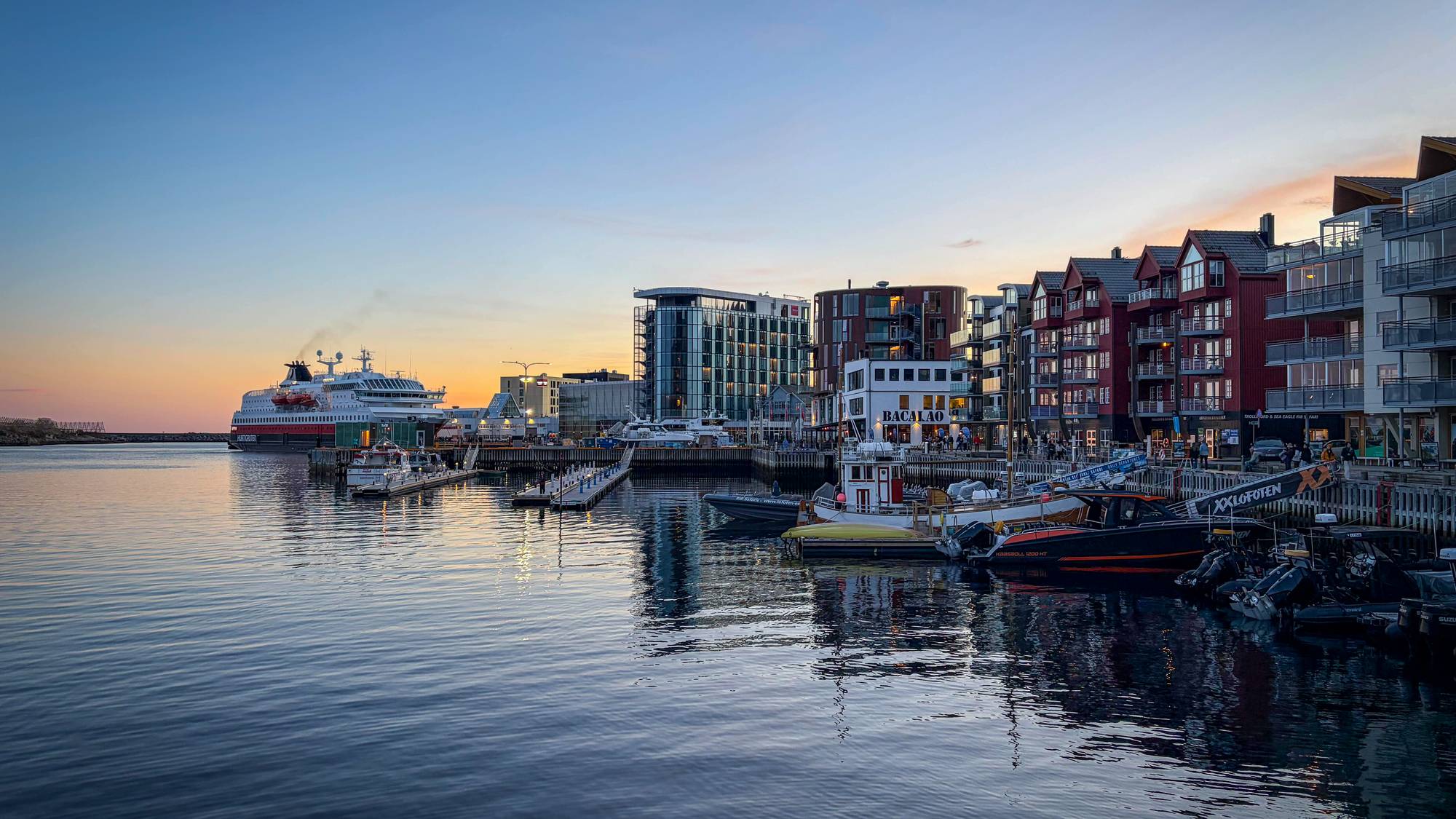 Kveldsstemning i Svolvær sentrum