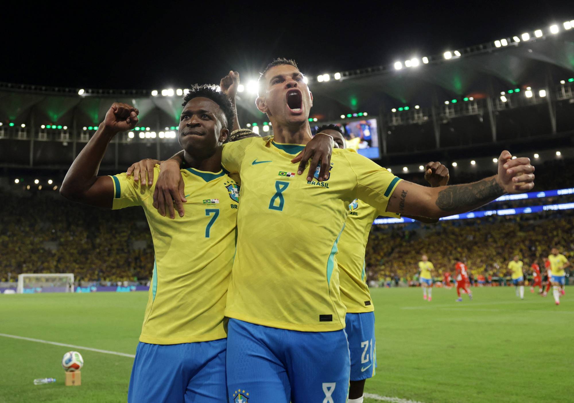 Brasil slo Panama 6–2 på Maracanã i mai. På bildet er Vinicius Junior og Bruno Guimaraes.