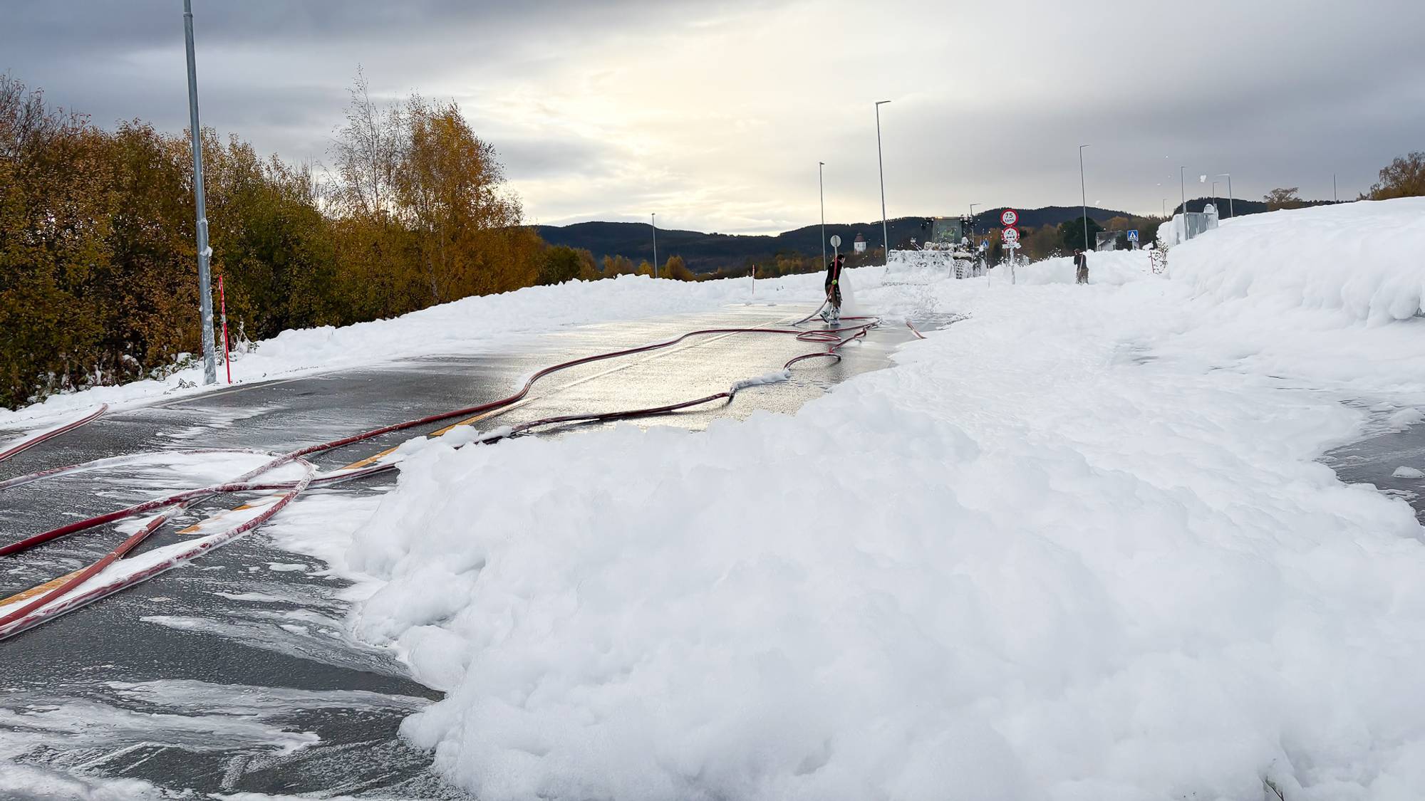 Mye hvitt skum sperrer en vei i Stjørdal