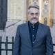 William Jobling / NRK en mann i dress
