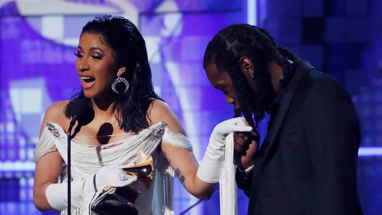 GRAMMY: Cardi B mottar prisen for «Best Rap Album» for albumet «Invasion of Privacy». Ektemann Offset kysser hånda til den målløse vinneren.