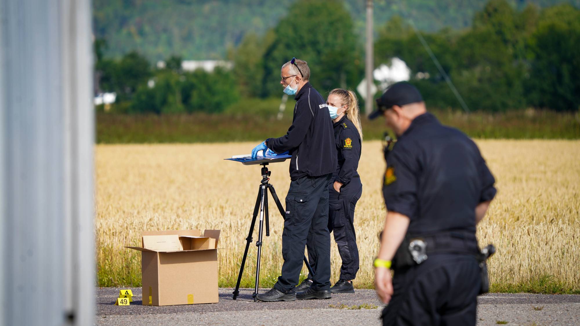 Politi og kriminaltekniker foretar åstedsundersøkelse ved et kornfelt på Jarlsberg i Tønsberg.