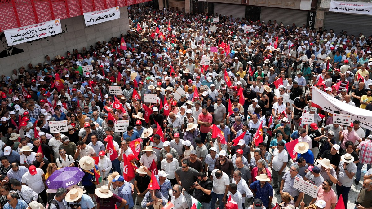 Stor politisk demonstrasjon i Tunisia