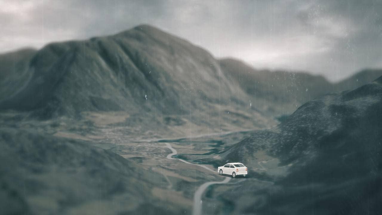 En hvit bil kjører inn mot Vassenden