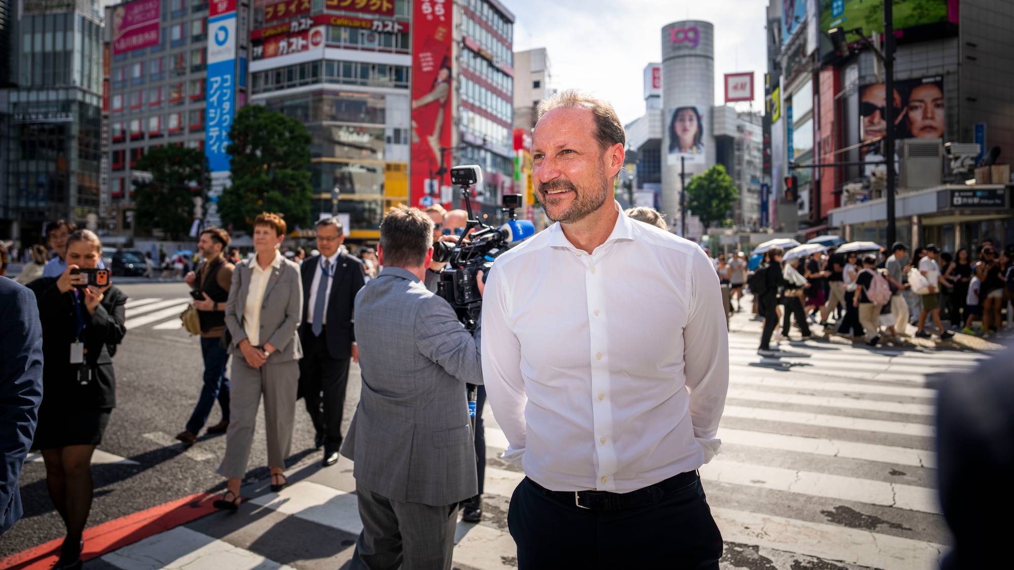 Kronprins Haakon står i Shibuya-krysset i Tokyo