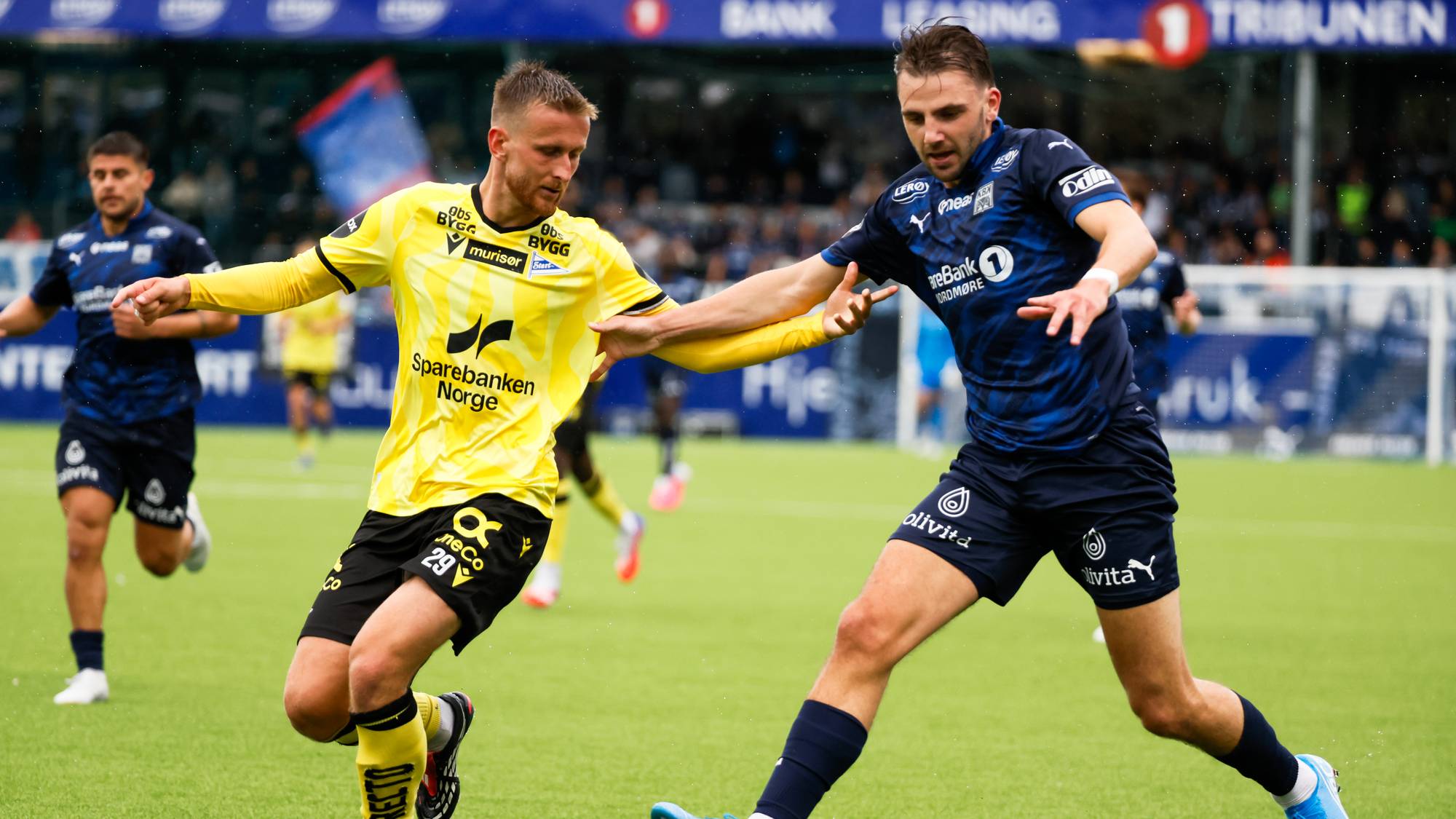  Starts Erlend Dahl Reitan (t.v) i duell med Kristiansunds Niklas Ødegård under eliteseriekampen i fotball mellom Kristiansund ballklubb og Start på Nordmøre stadion. 