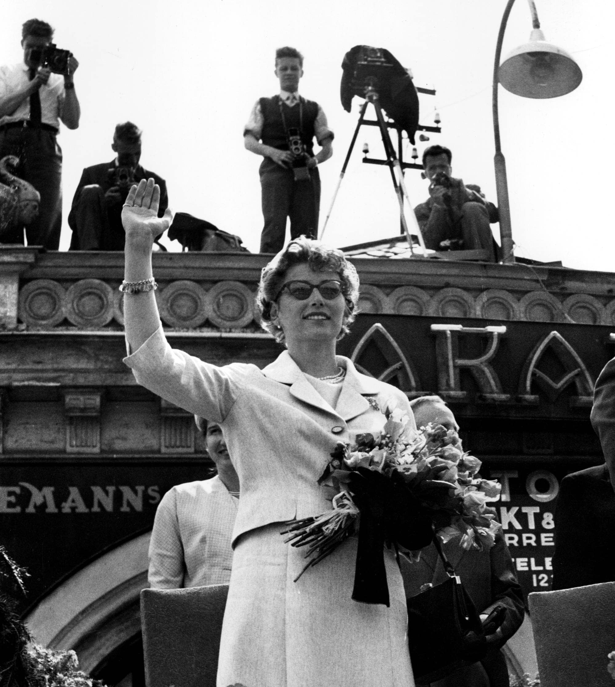 Prinsesse Astrid vinker til de frammøtte på Hamar under signingsferden i 1958