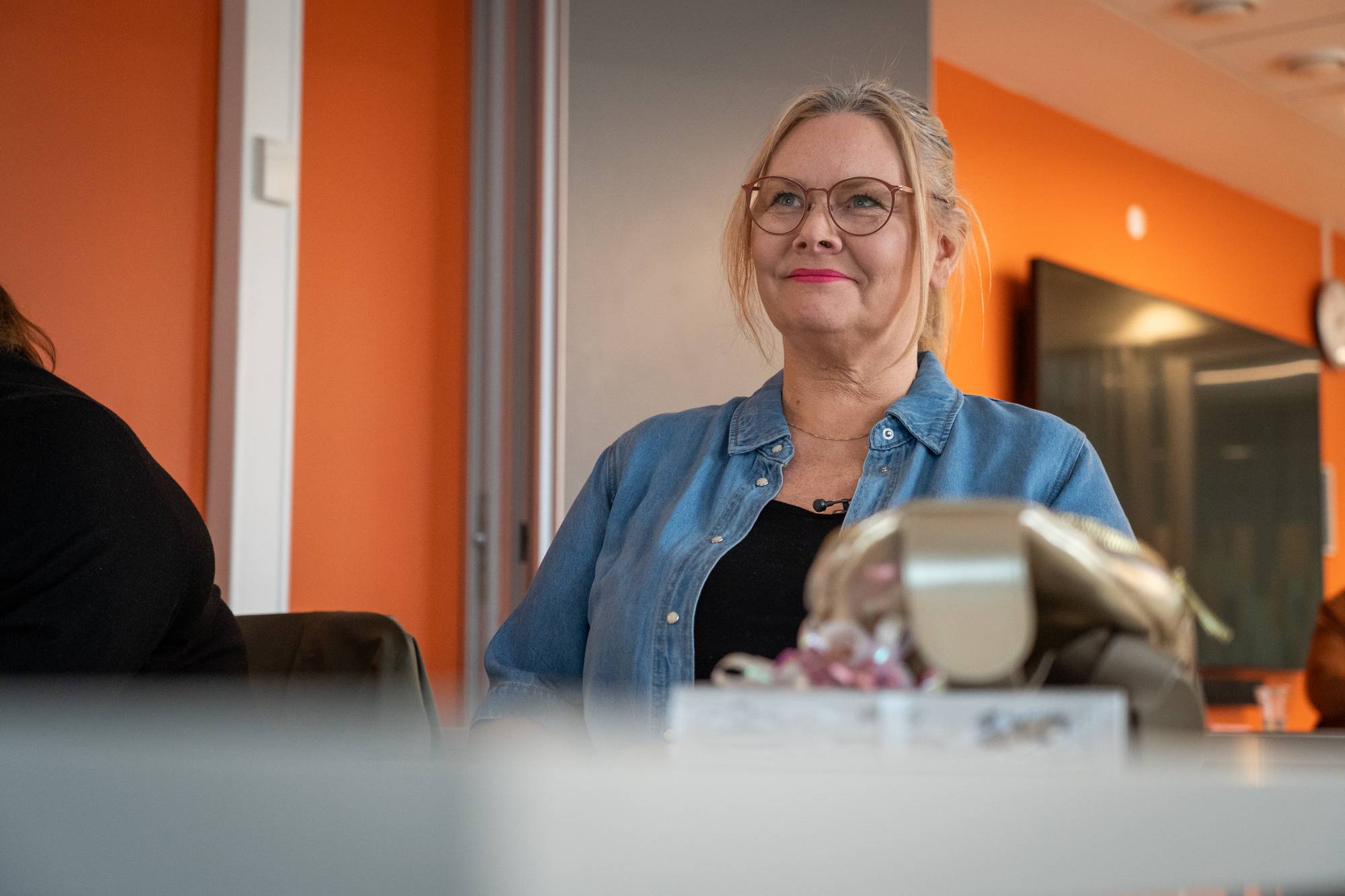 dame som hører på et foredrag
