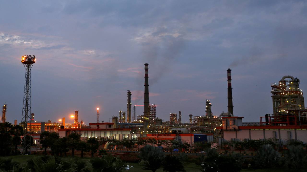 Eitt av oljeraffineria til Essar Oil i India.