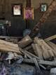 Willy Kurniawan / Reuters / NTB Et rom er fylt med rester av bygningsmaterialer og klester. På veggen henger tre rammede bilder, hvorav ett viser menneskelige figurer. En klokke står på bakken, også dekket av gjørme og søppel. Omgivelsene tyder på en nylig ødeleggelse, muligvis etter en naturkatastrofe.