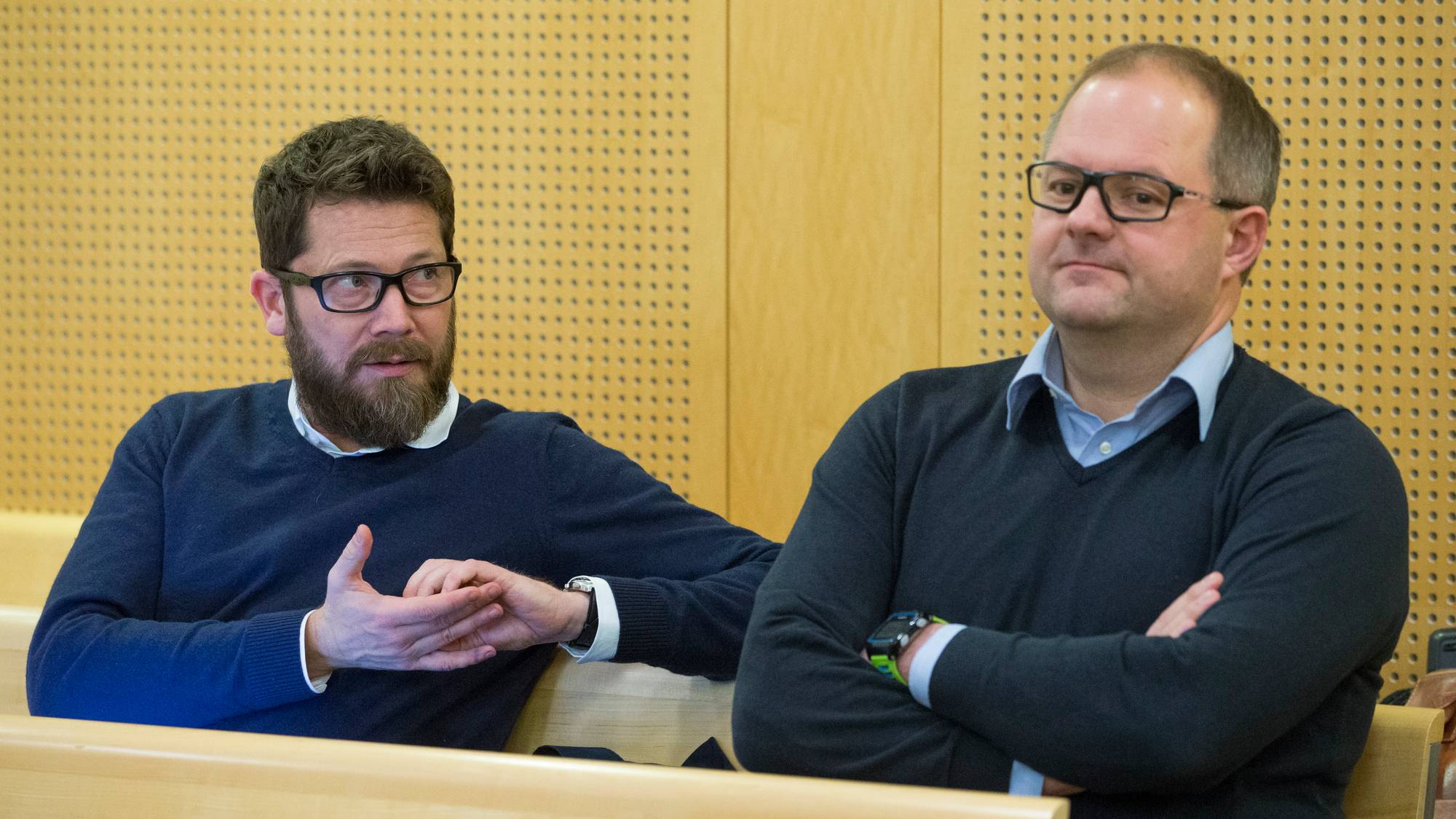 to menn på benk i rettsal