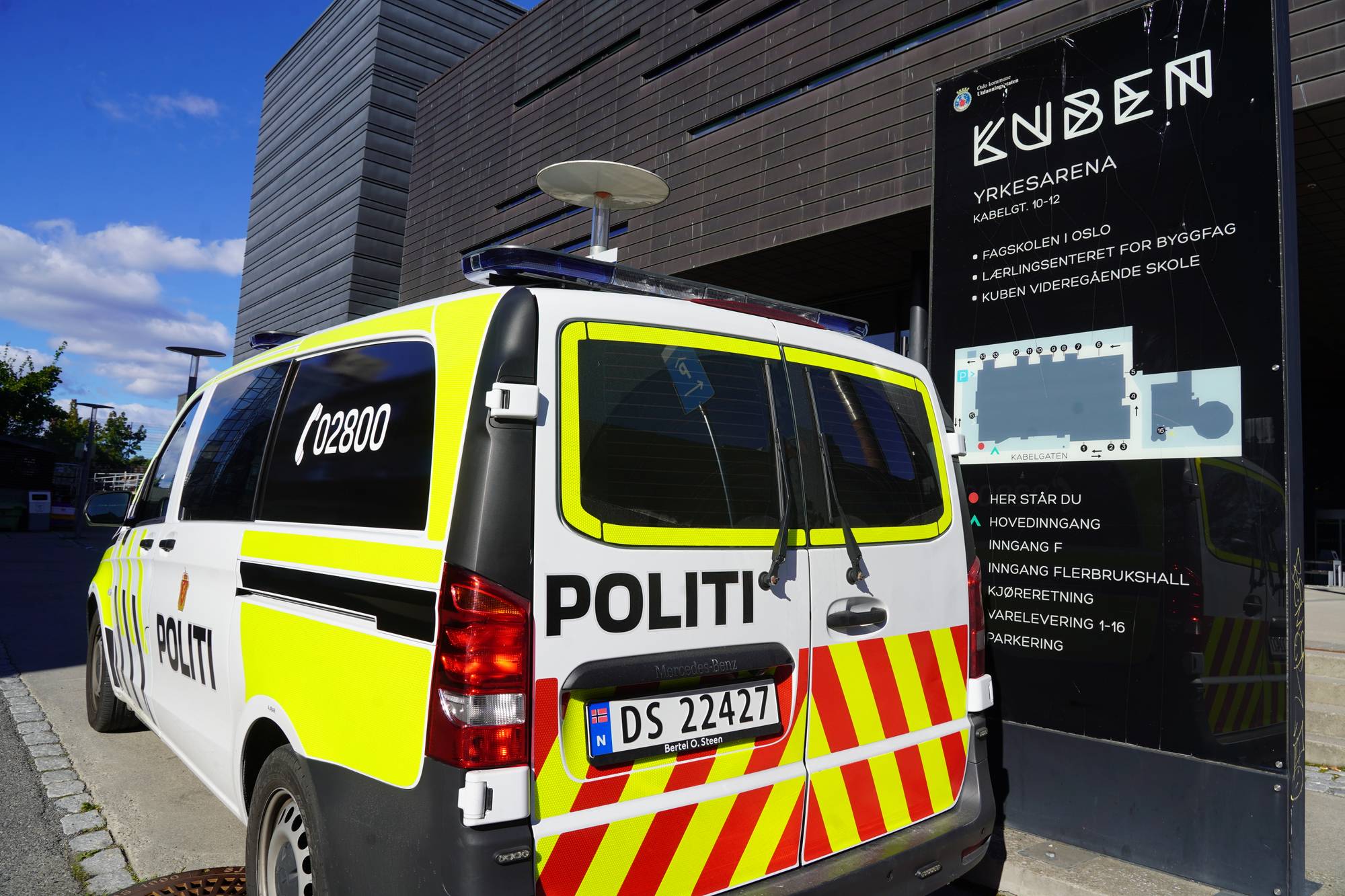 Politiet på plass på Kuben videregående skole. 