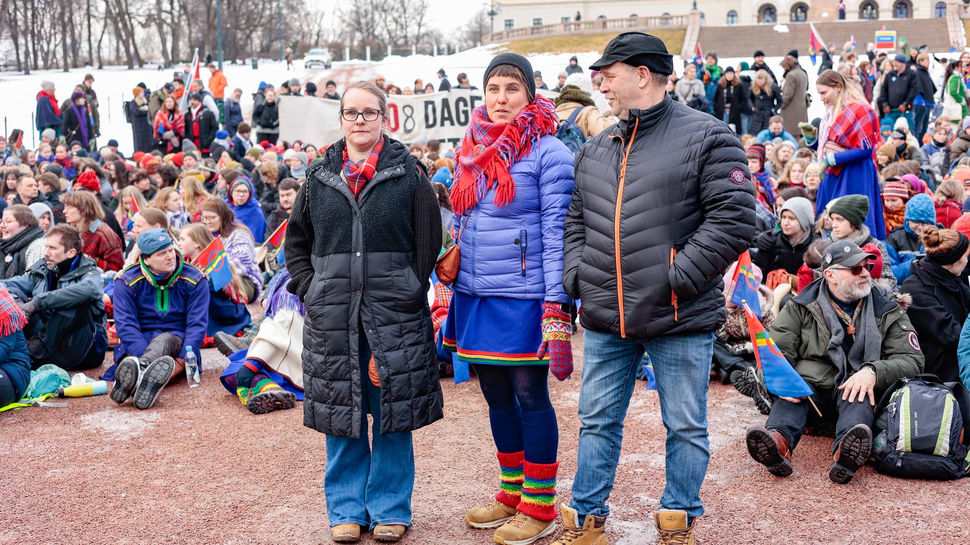 Elise Holtan Pavall Årbogen, Sissel Holtan og Terje Haugen på Slottsplassen. I bakgrunnen sitter det aksjonister