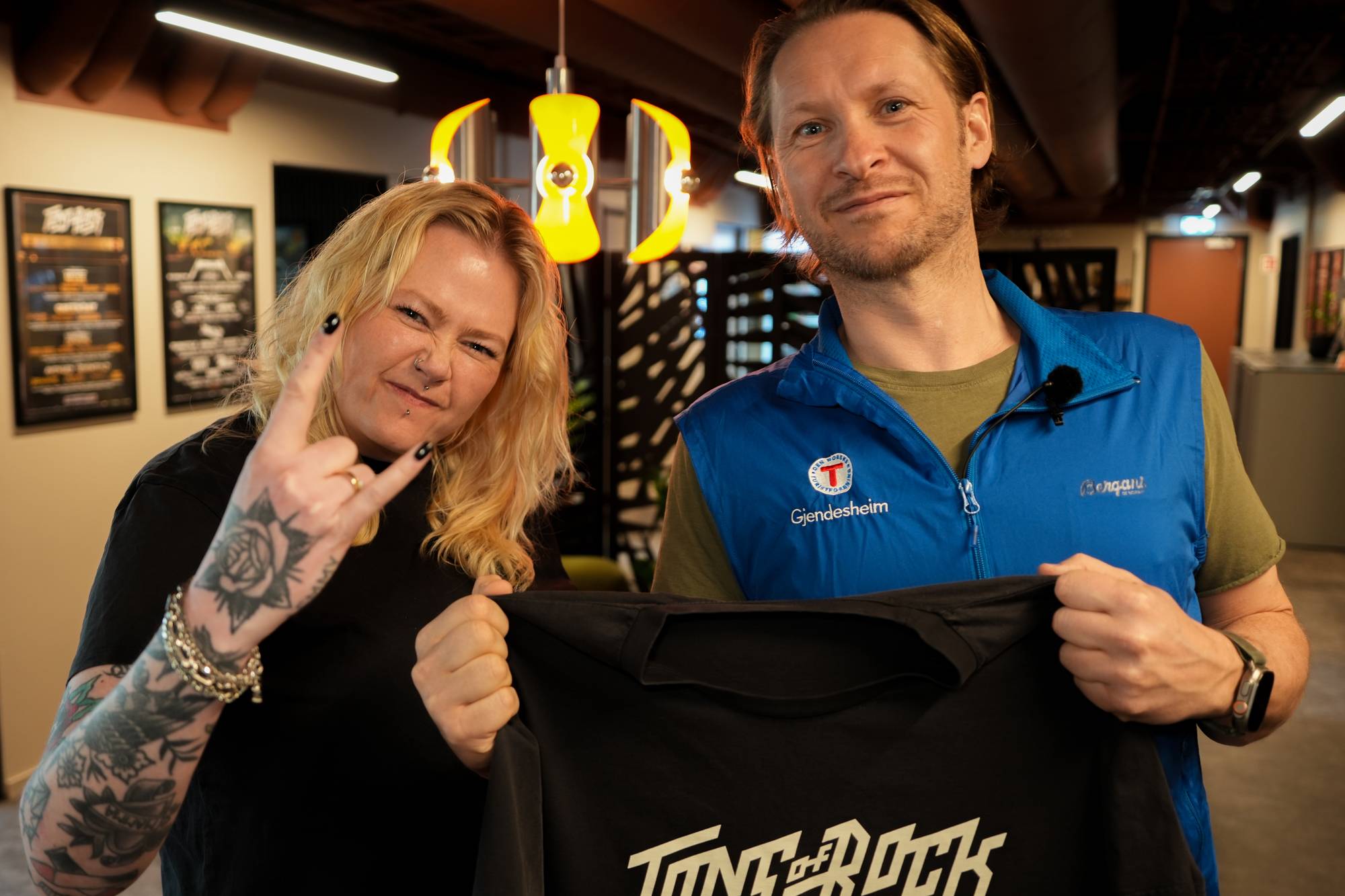 Pernille Holden Laukvik og Marius Haugaløkken på kontoret til Tons of rock i Skippergata i Oslo planlegg dei nå ein heilt unik rockekonsert i fjellheimen.