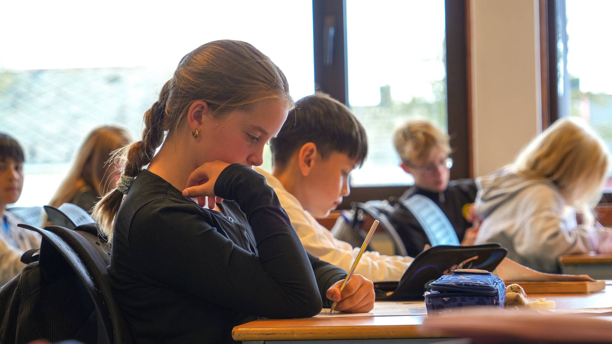 Julia Bjørgeengen og Seth Hunter Arcangeles i sjette klasse