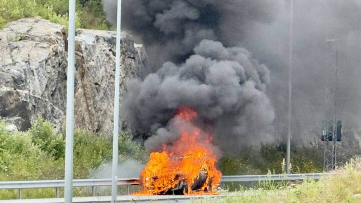 Bil i full fyr på E18